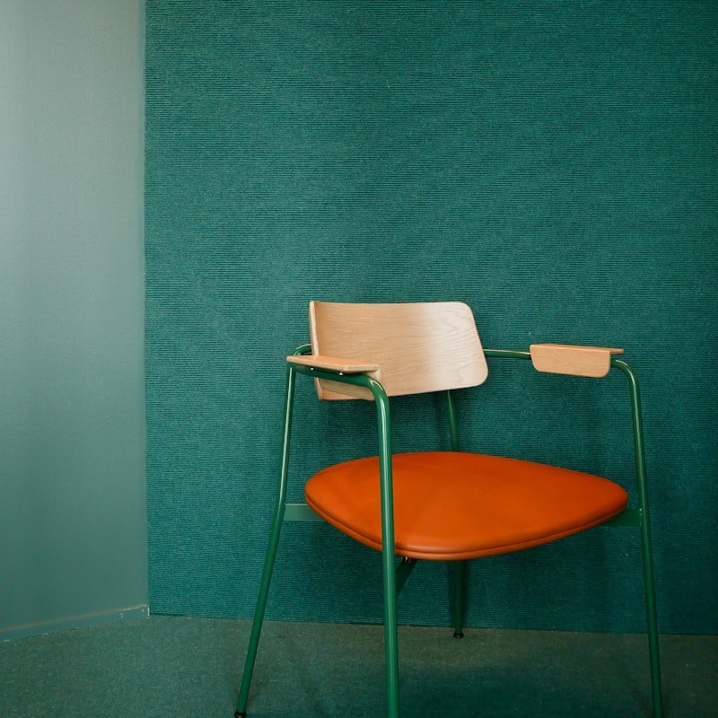 Chaise design assise orange